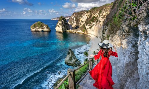 Indonezja Nusa Penida - plaża Diamond Beach, widok, zejście schodami.jpg